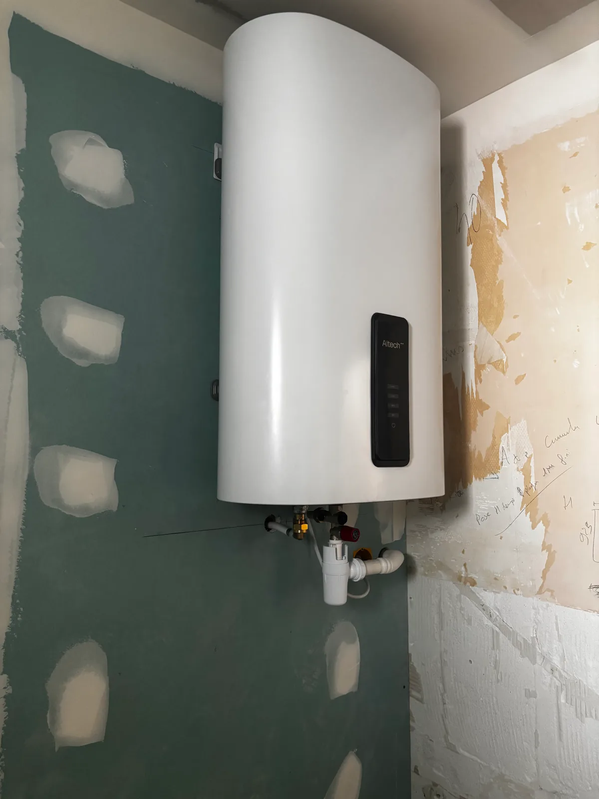 Pose chauffe-eau horizontal en cours chantier Home Reno