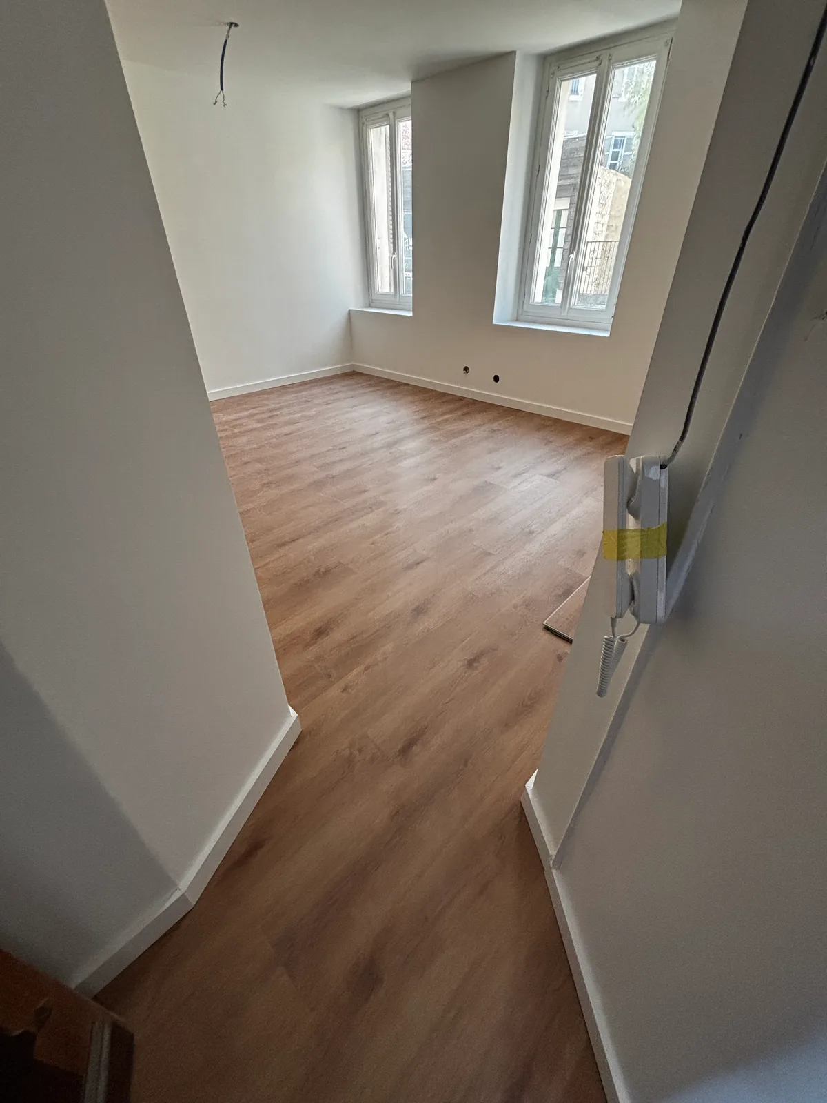 Pièce rénovée parquet stratifié clair Home Reno Tarbes