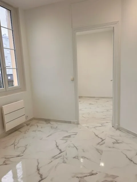 Pièce rénovée carrelage marbre blanc brillant Home Reno Tarbes