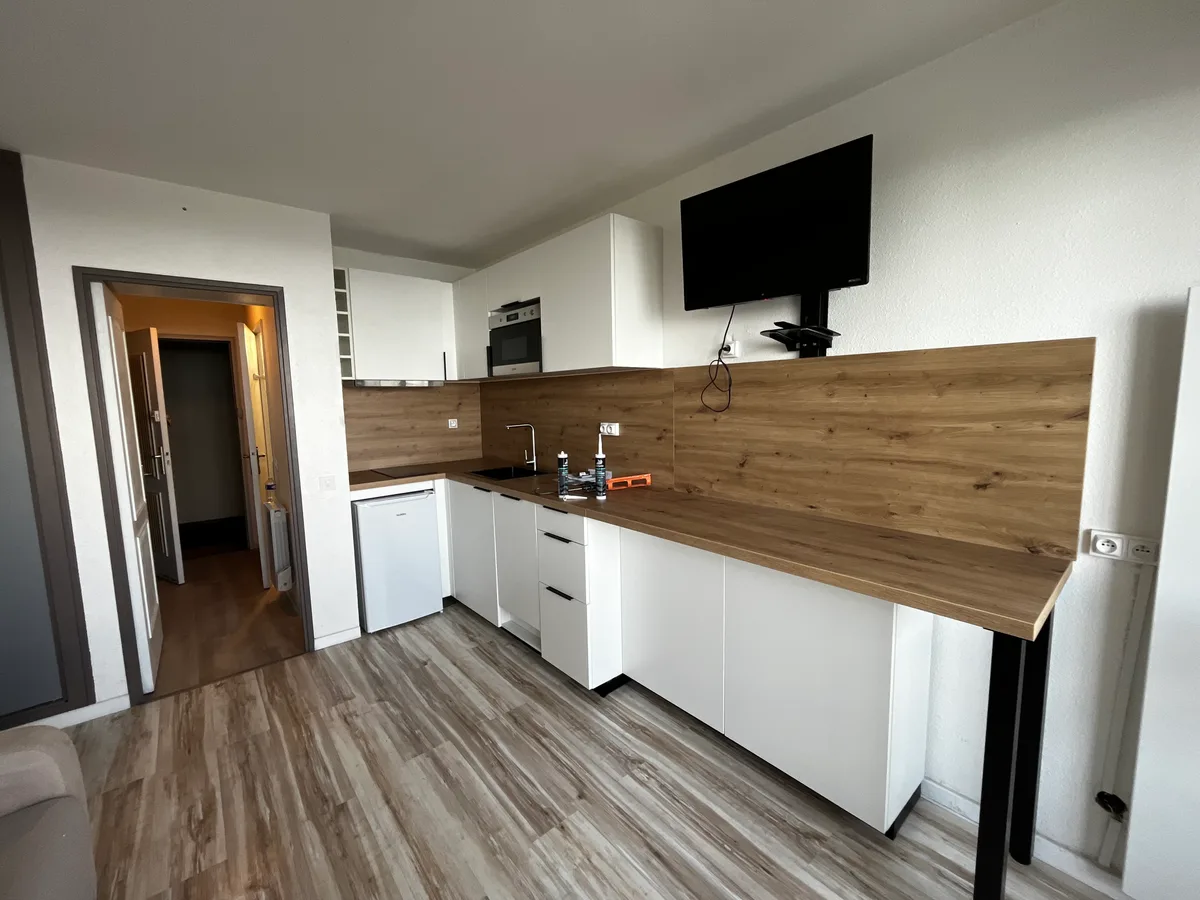 Cuisine ouverte salon parquet blanc rénovation Pau Home Reno