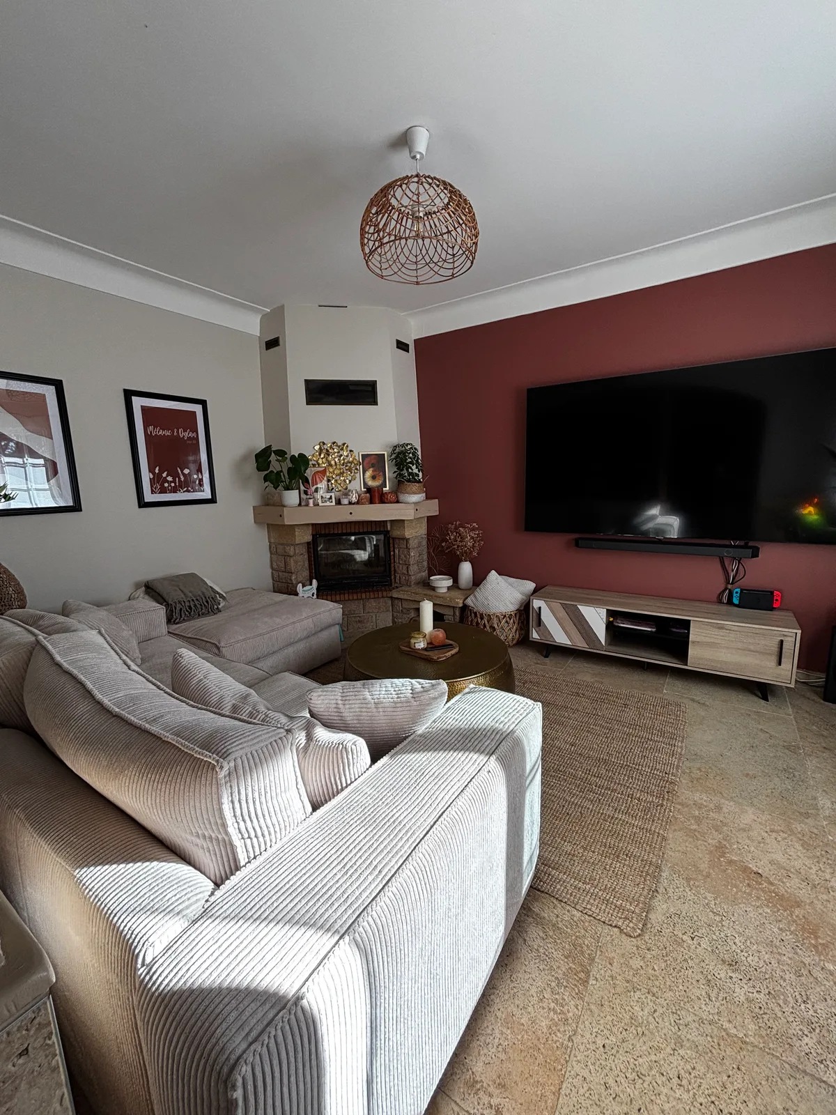 Salon mur terracotta TV murale parquet rénovation Pau Home Reno