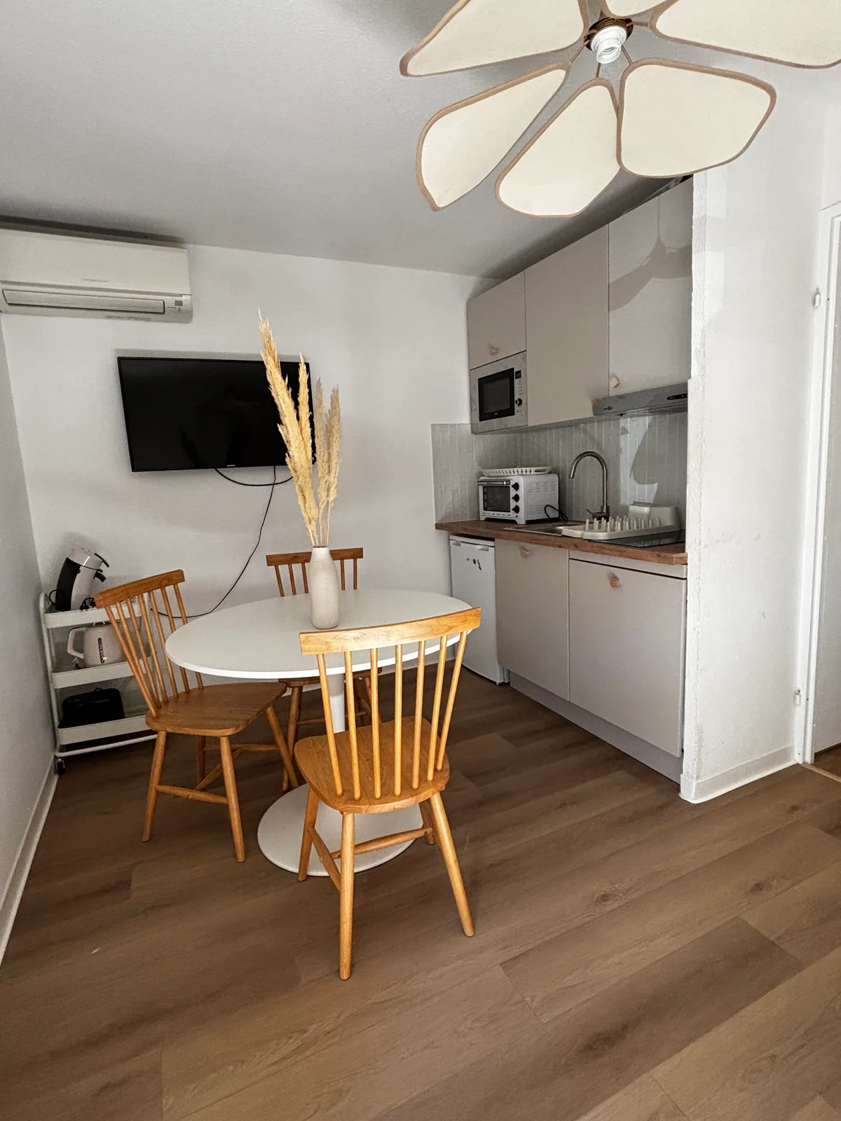 Studio rénové cuisine parquet coin repas Home Reno Lourdes