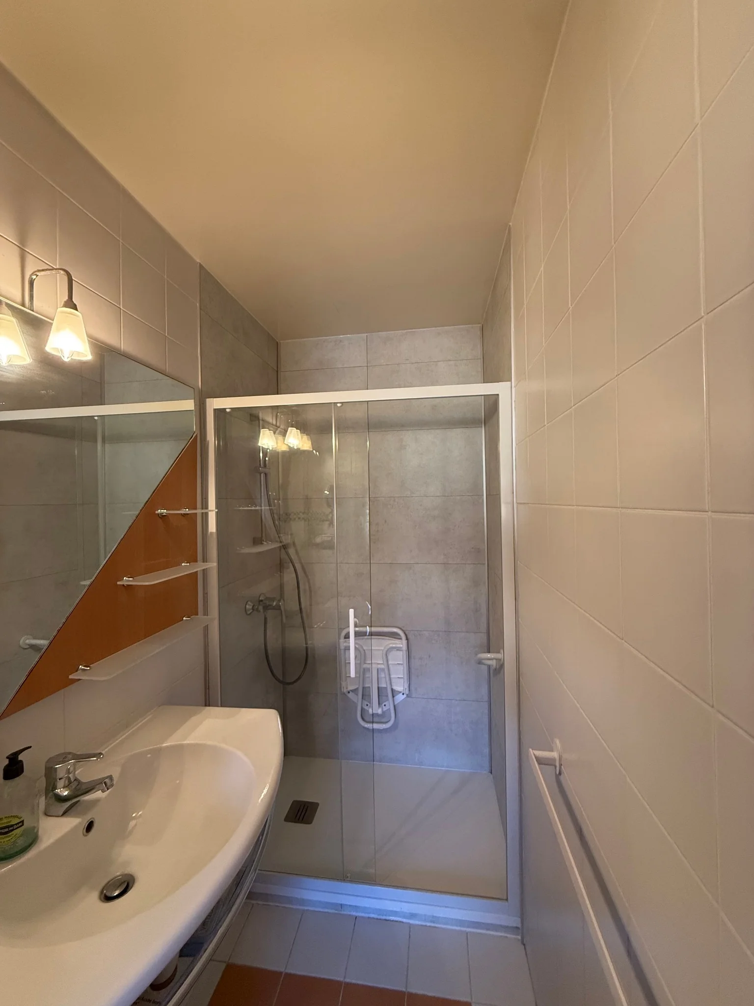 Salle de bain adaptée PMR siège rabattable barres appui Pau Tarbes Home Reno