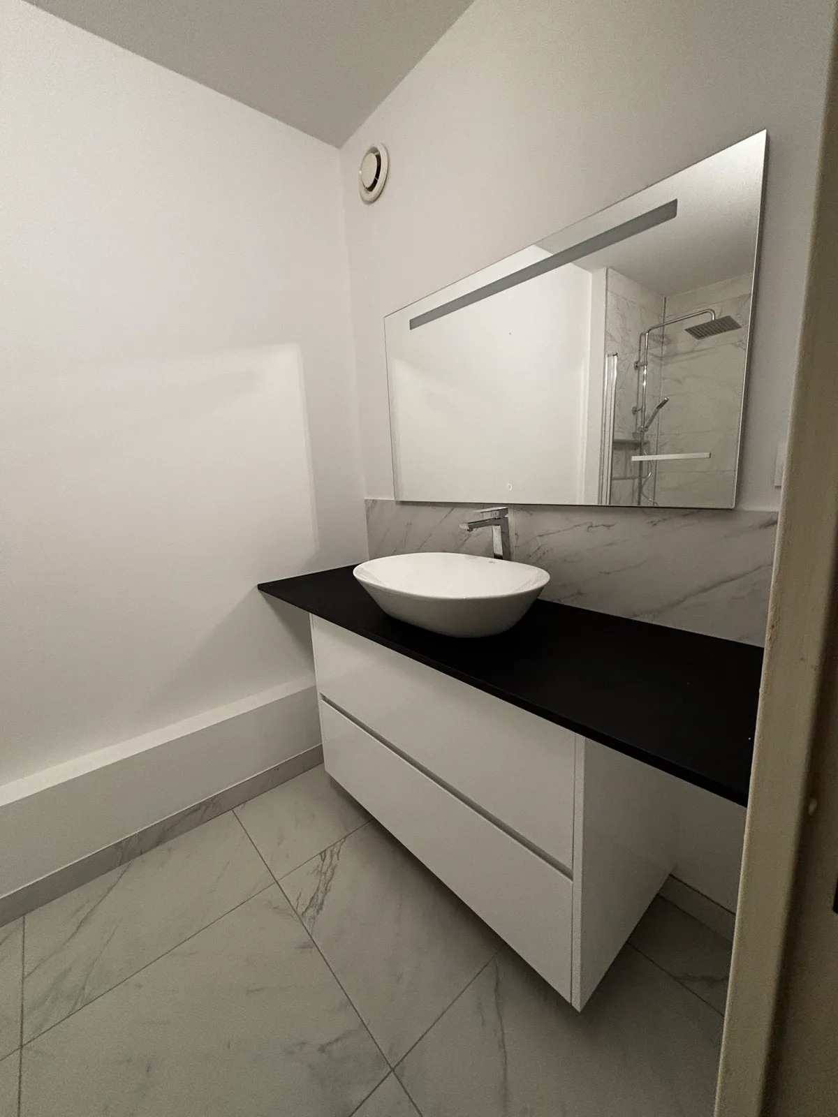 Vasque ronde noire meuble suspendu marbre blanc Home Reno