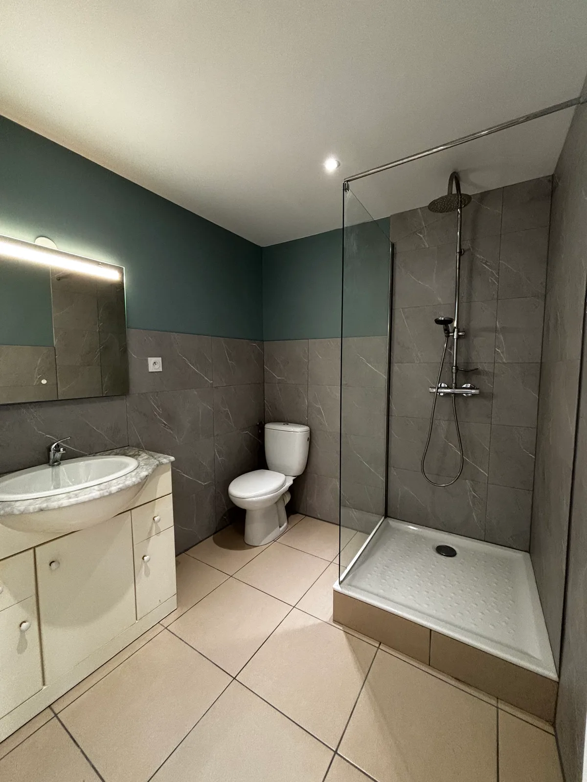 Salle de bain gris marbre WC suspendu douche Home Reno Lourdes