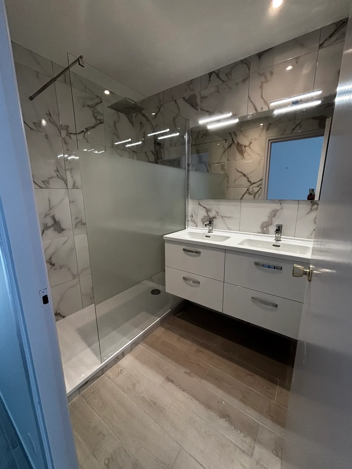 Salle de bain marbre blanc douche italienne meuble blanc Home Reno