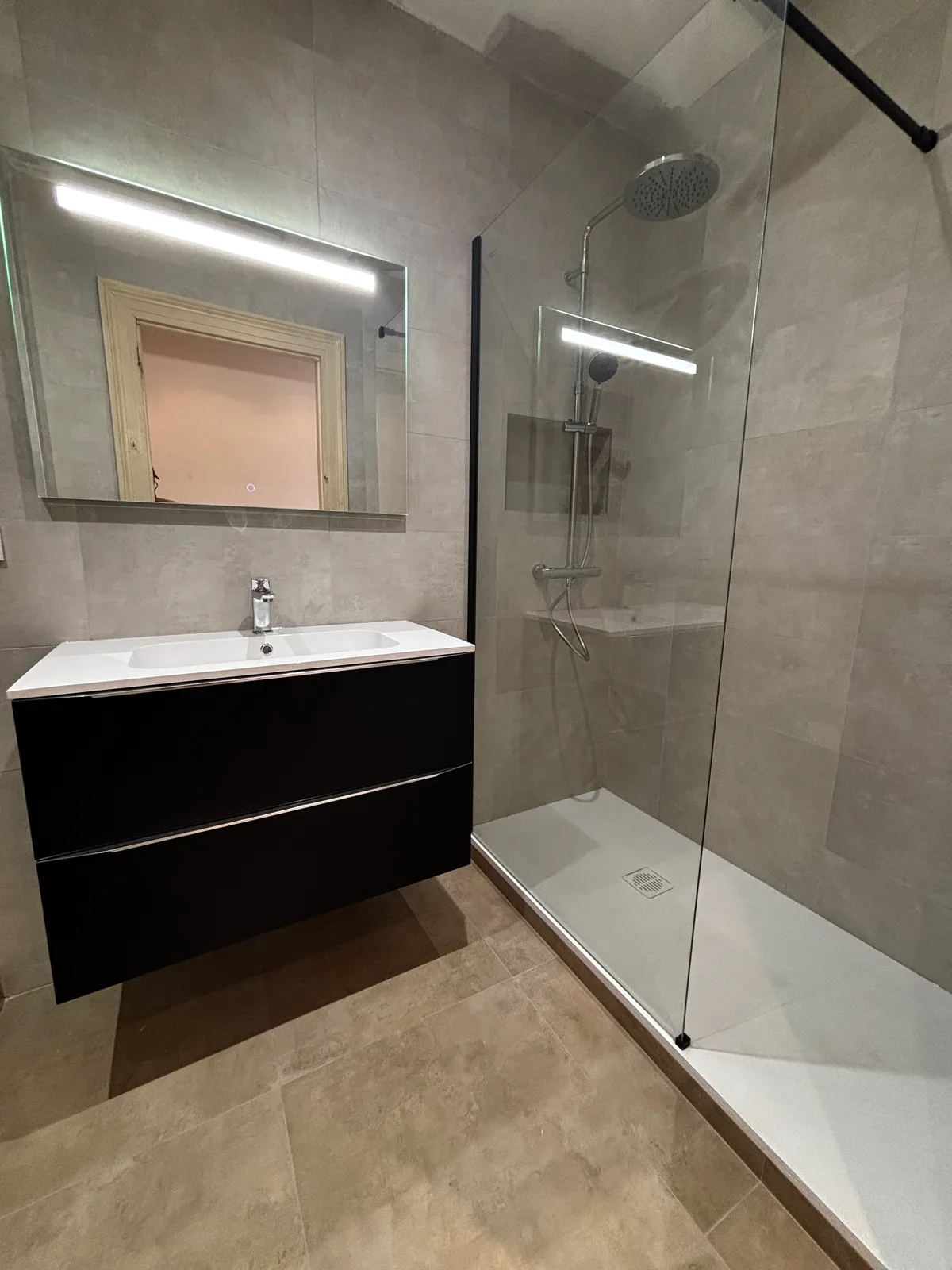 Salle de bain béton gris douche italienne meuble noir Home Reno