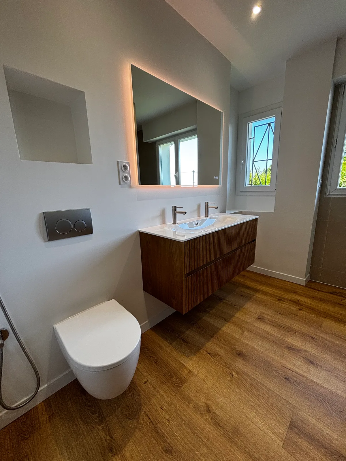 Salle de bain WC suspendu meuble bois carrelage bois miroir LED Home Reno