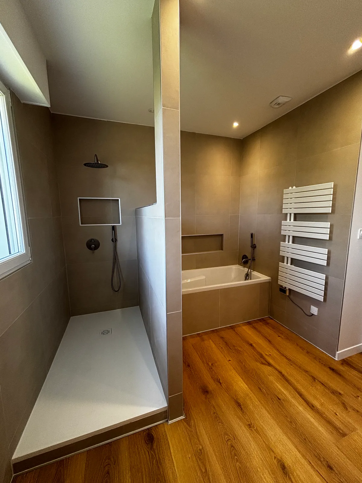 Grande salle de bain taupe bois sèche serviette design Home Reno