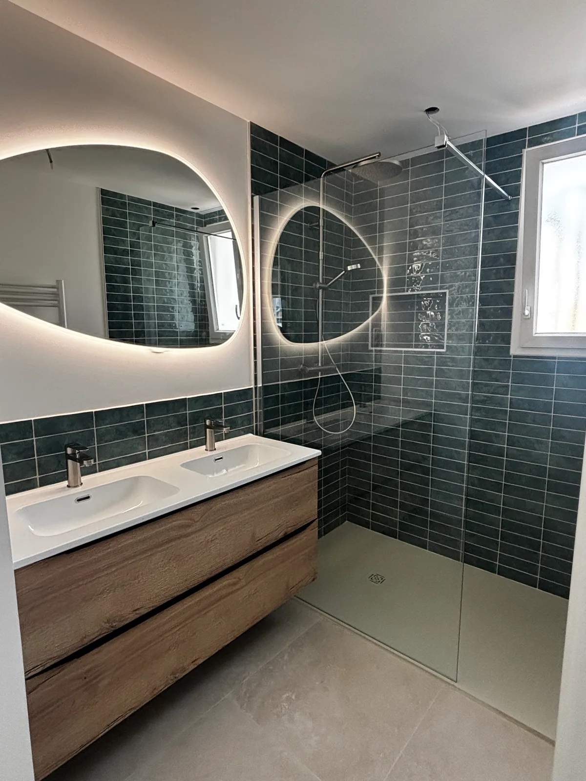 Salle de bain carrelage vert foncé douche miroir oval meuble bois Home Reno