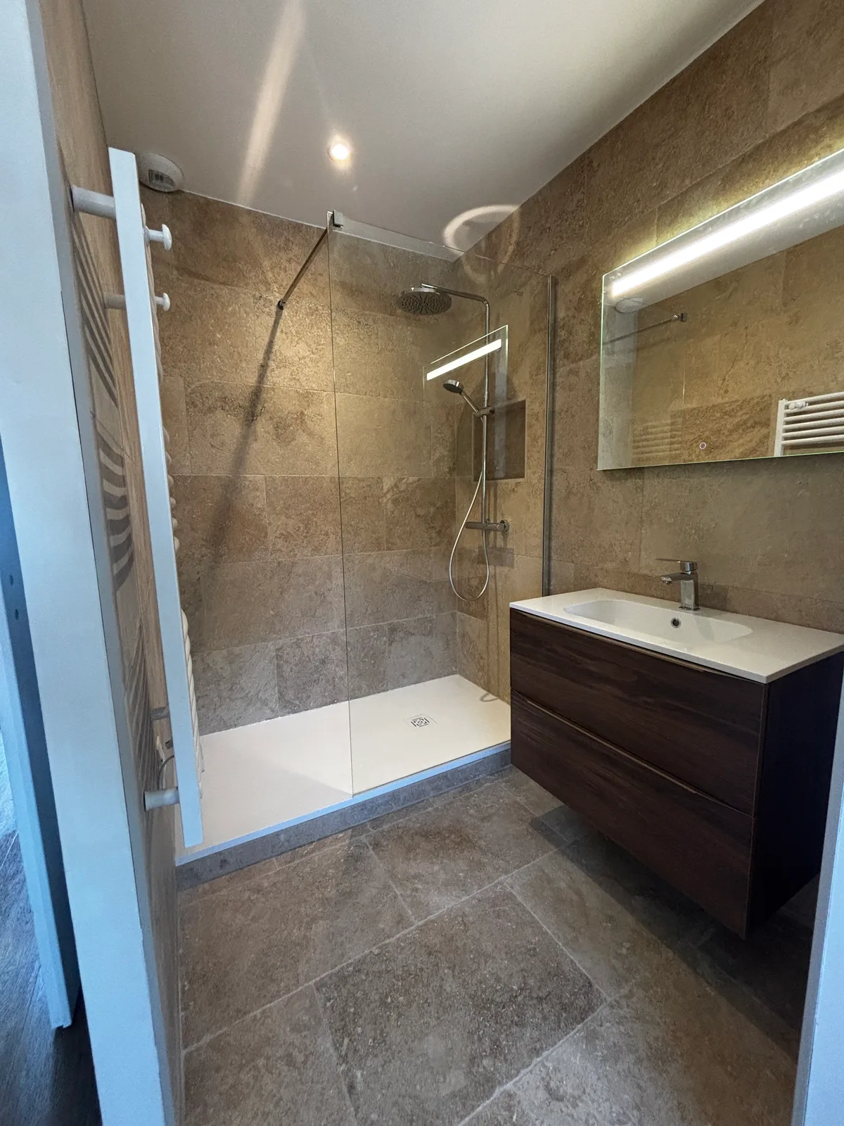 Salle de bain carrelage pierre taupe douche italienne meuble bois Home Reno
