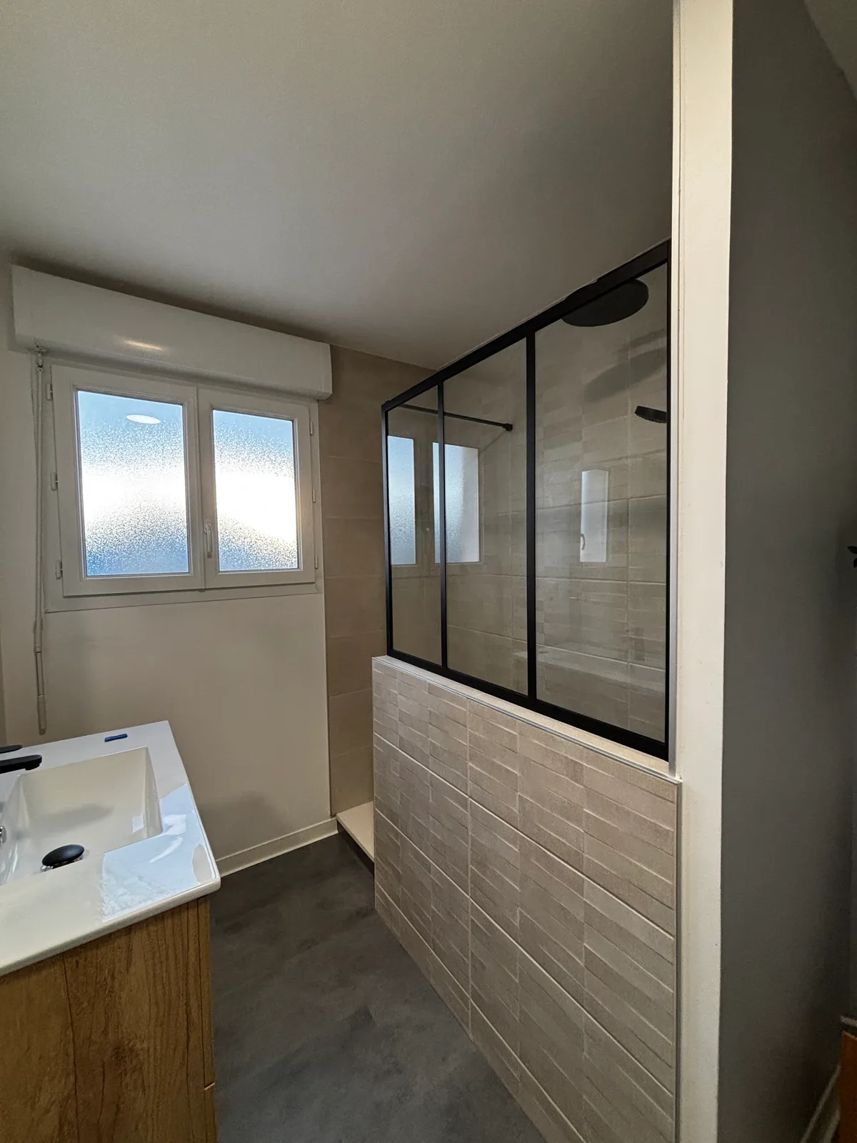 Douche paroi noire carrelage métro gris sol bois Home Reno