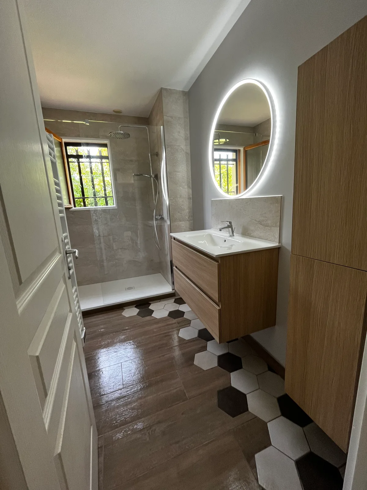 Carrelage hexagonal noir blanc douche italienne miroir LED Home Reno