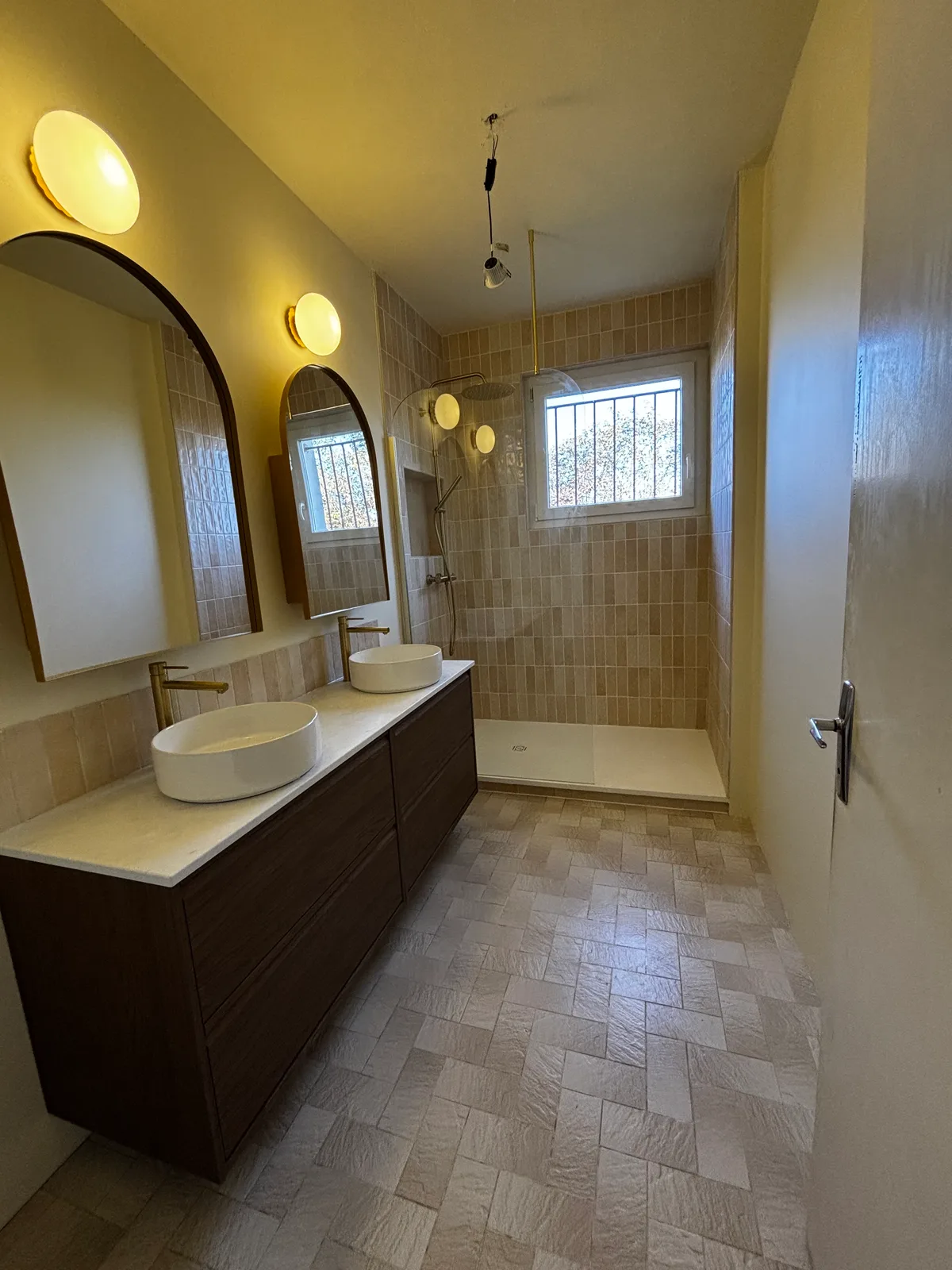 Salle de bain double vasque mosaïque beige meuble foncé Home Reno