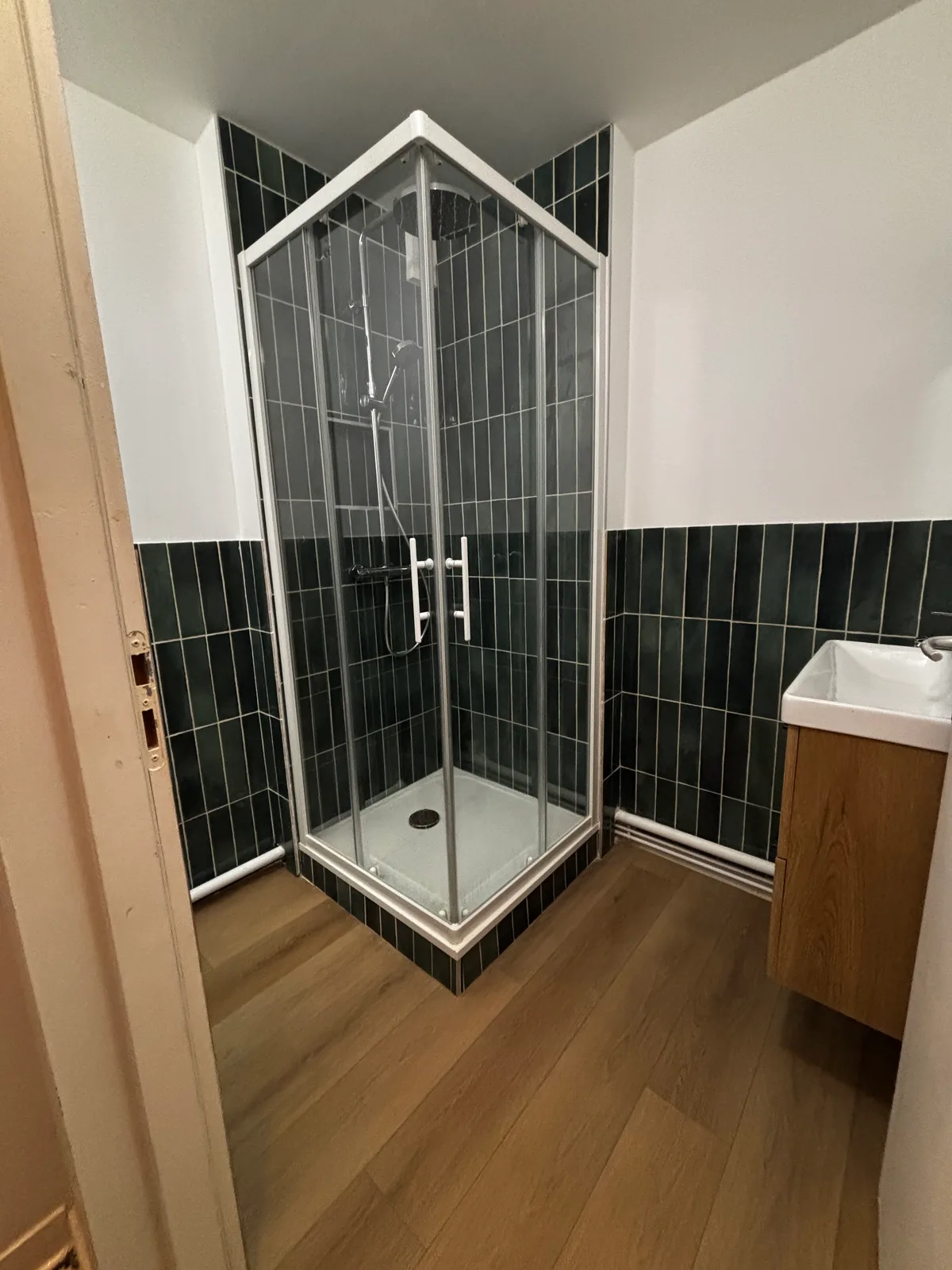 Salle de bain douche cabine noire carrelage vertical parquet côté Home Reno