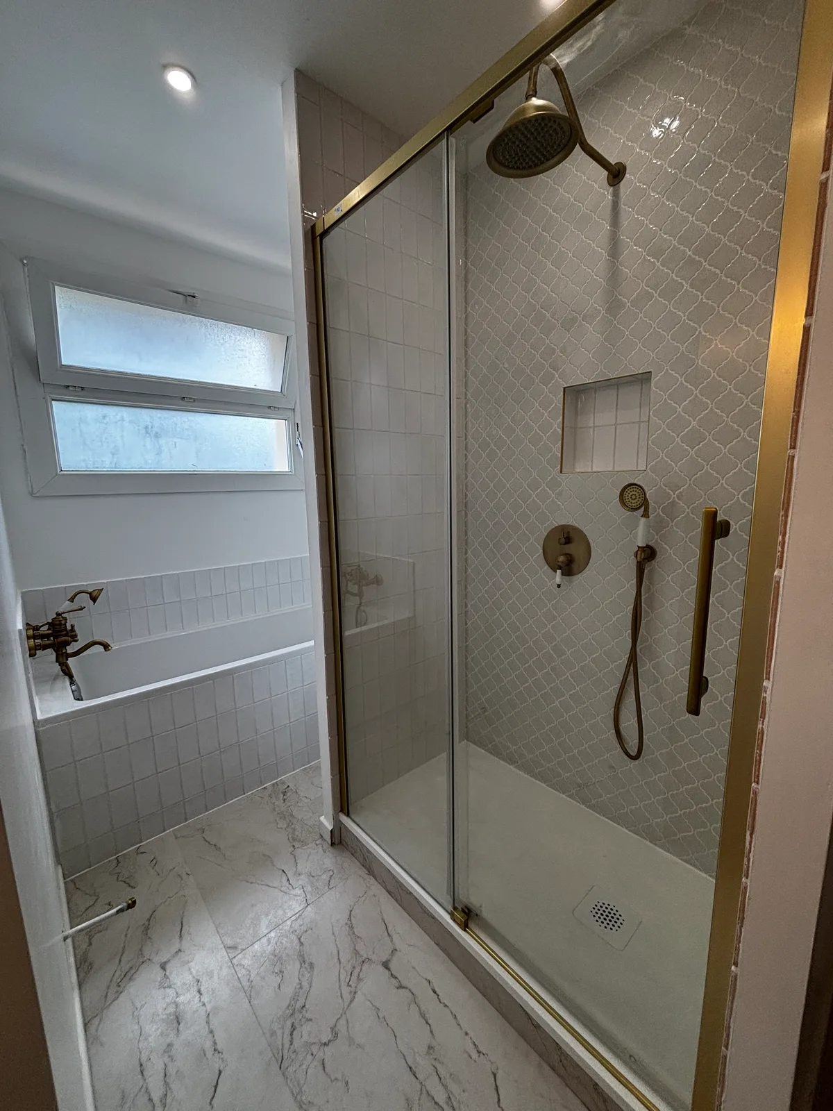 Douche italienne carrelage arabesque blanc robinetterie dorée Home Reno