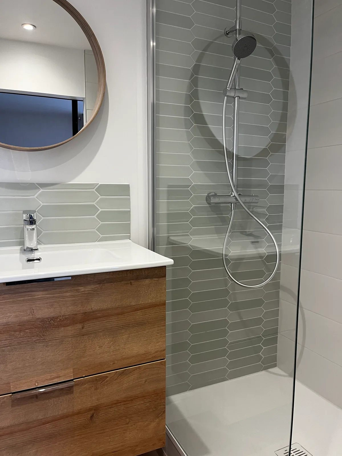 Salle de bain douche carrelage losange vert gris meuble bois Home Reno