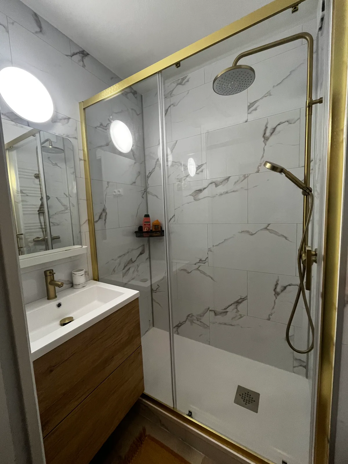 Douche italienne marbre robinetterie dorée Home Reno Pau