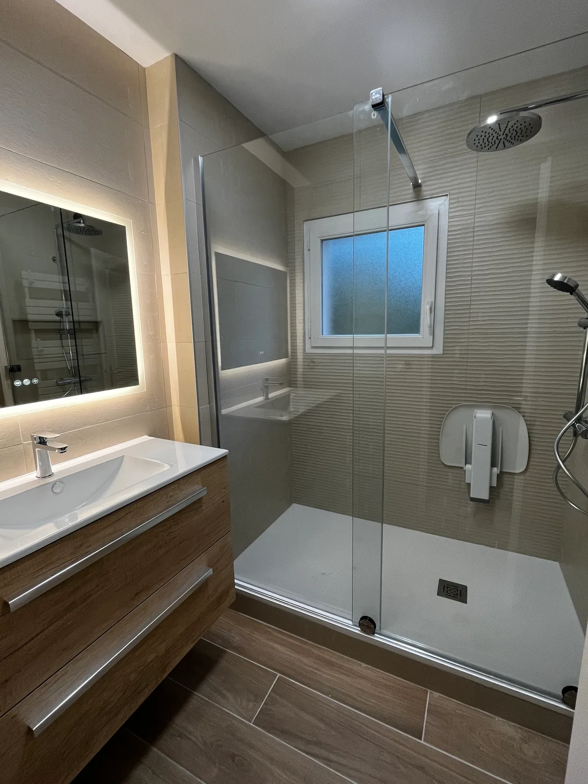 Salle de bain douche carrelage gris 3D strié meuble bois Home Reno