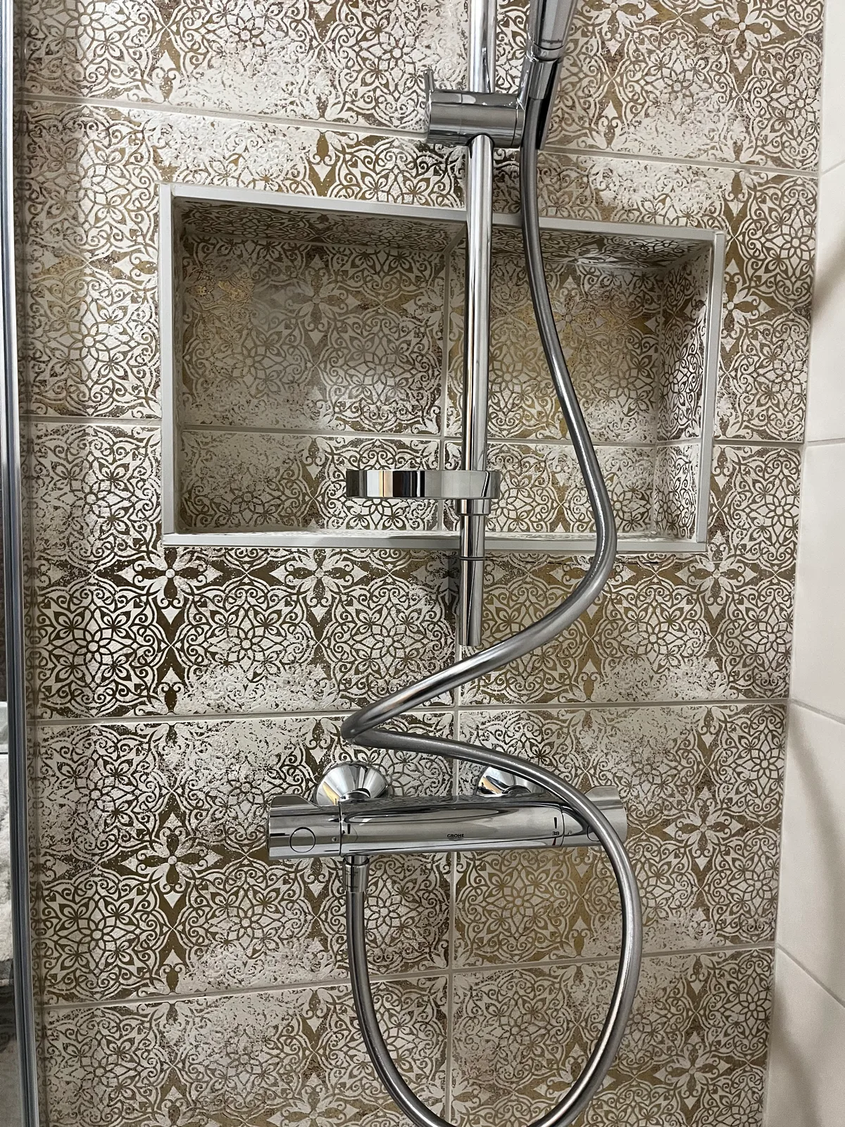 Salle de bain carrelage arabesque détail robinetterie encastrée Home Reno