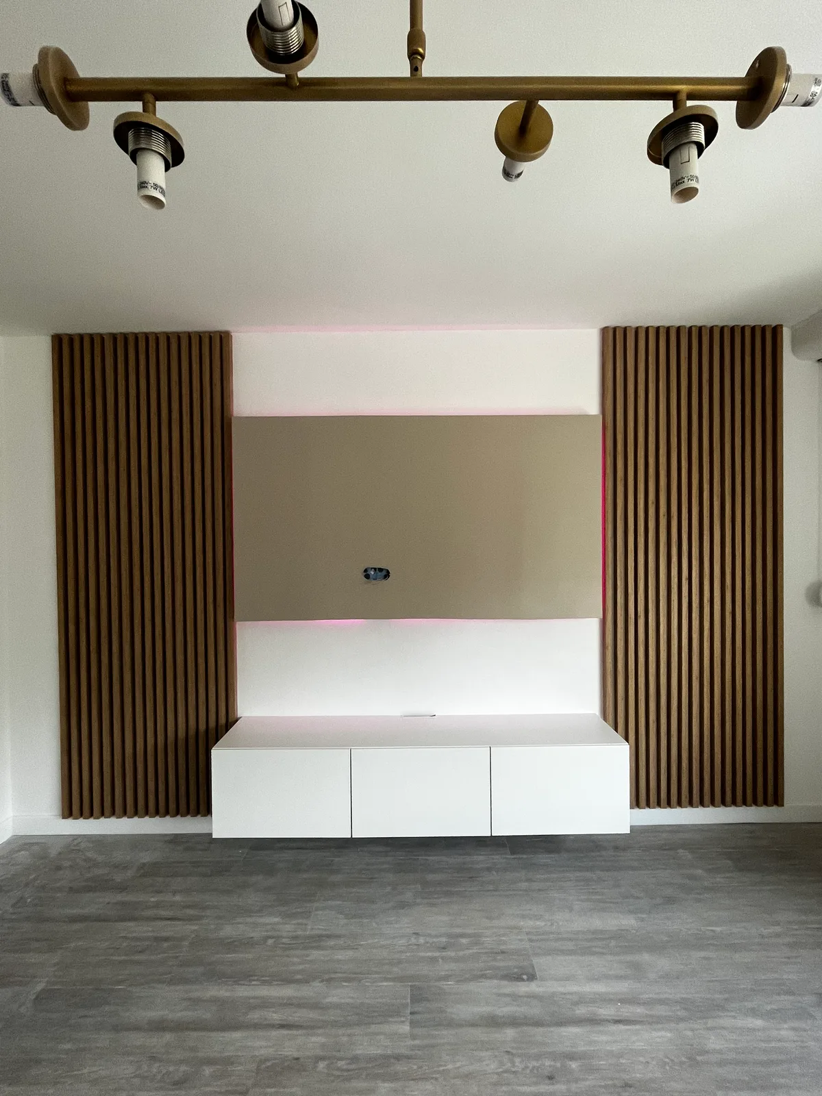 Salle de bain miroir LED rétroéclairé lambris bois Home Reno
