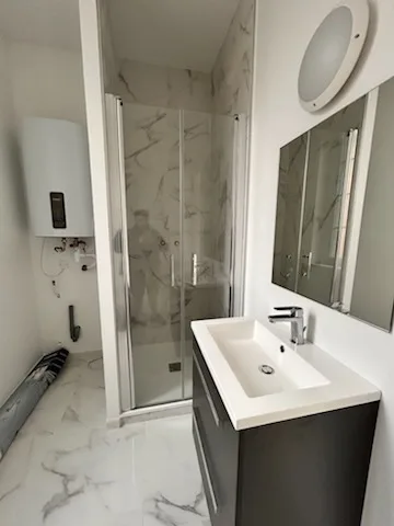 Petite salle de bain blanche douche carrelage marbre Home Reno Pau