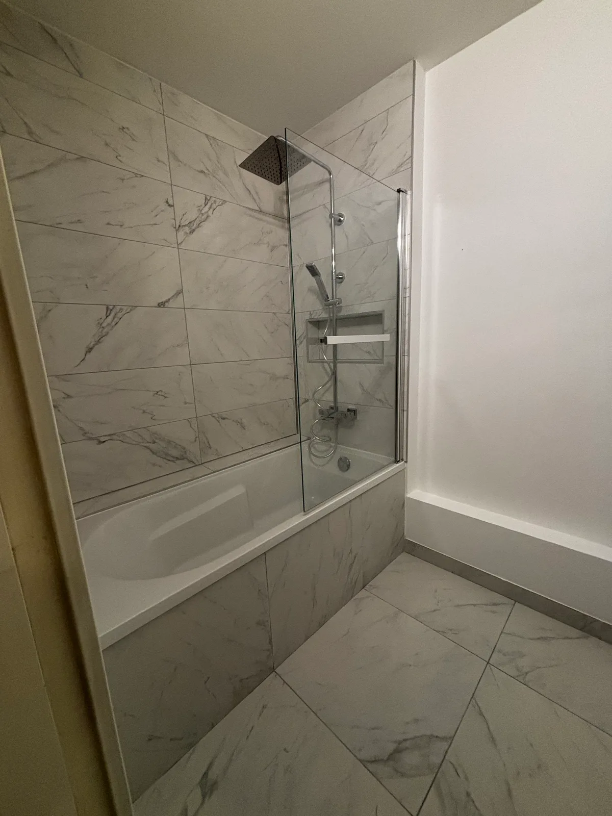 Douche italienne marbre blanc grand format vasque Home Reno
