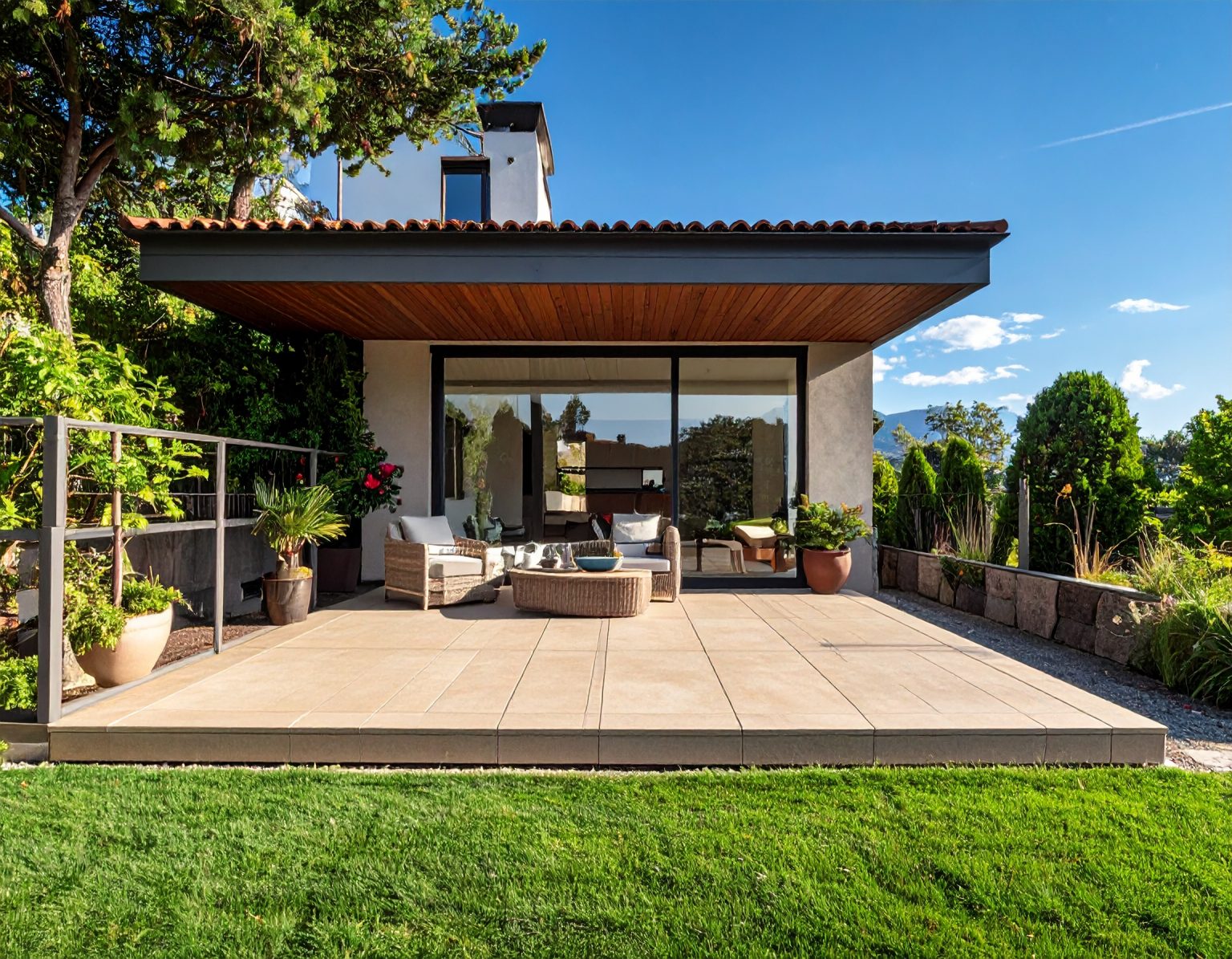 Firefly_Image de petite terrasse en carrelage ou lame bois. 392427