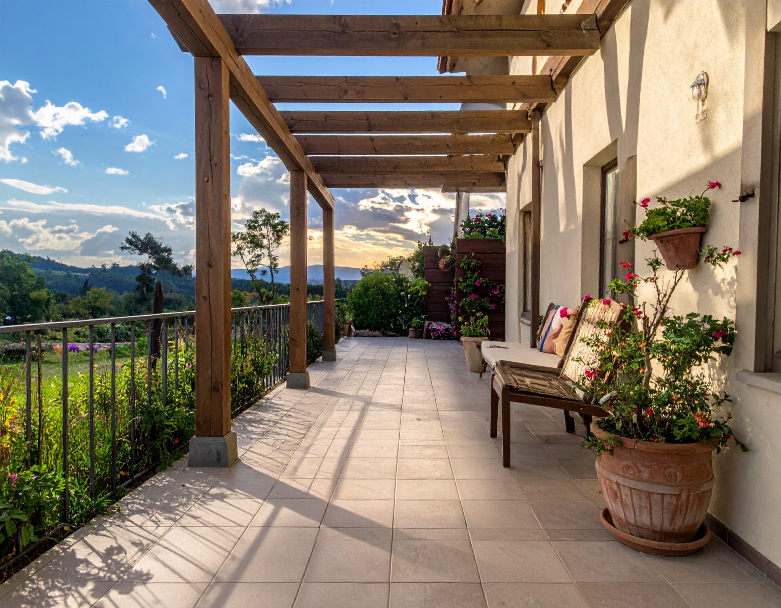 Firefly_Image de petite terrasse en carrelage ou lame bois. 774204