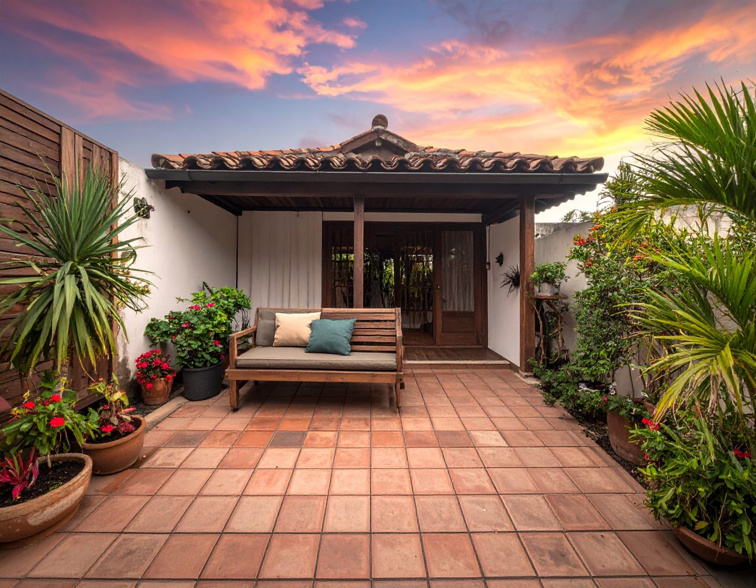 Firefly_Image de petite terrasse en carrelage ou lame bois. 851604