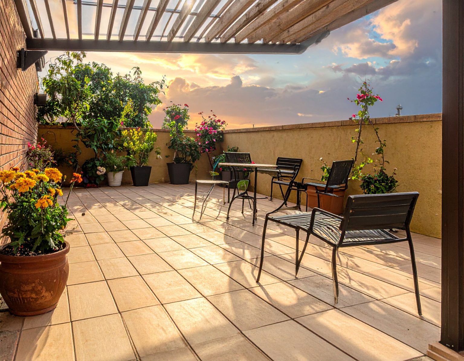 Firefly_Image de petite terrasse en carrelage ou lame bois. 989352