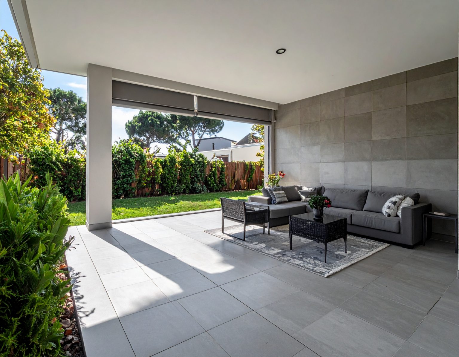 Firefly_Image pub de petite terrasse en carrelage moderne 956091