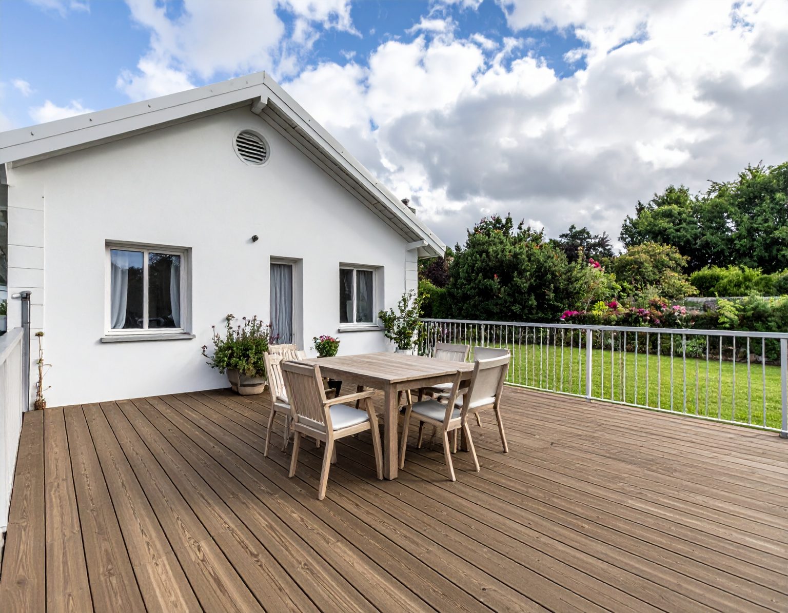 Firefly_Photo réaliste, terrasse en bois (lames Douglas) de 20–30 m², maison individuelle cla 774204